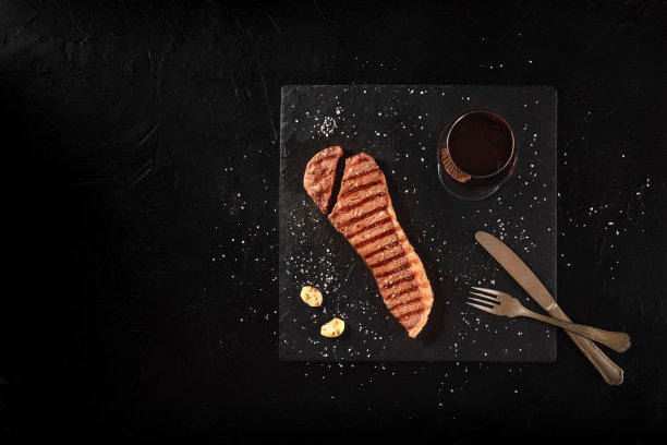 熟牛排，切，从上方拍摄的黑色背景图片下载