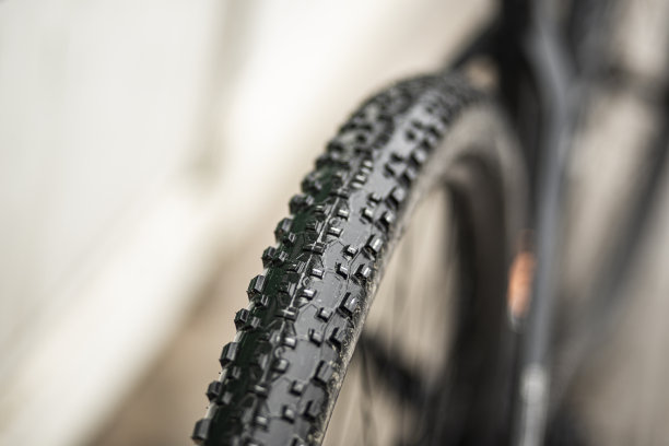 后橡胶山地车车轮接近图片下载