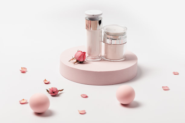 芳香美容霜容器与玫瑰精油花在圆形讲台上。化妆品，粉彩图片下载