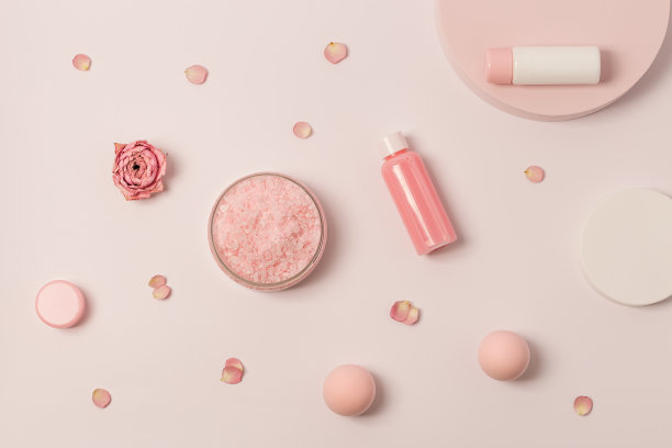 海盐和玫瑰精油的芳香结晶。水疗组合与化妆品浴室产品俯视图图片下载