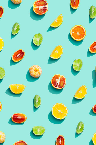 夏季水果俯视图，明亮的果汁柑桔，柠檬，橙，橘子和酸橙在蓝色的背景。健康的水果食物。图片下载