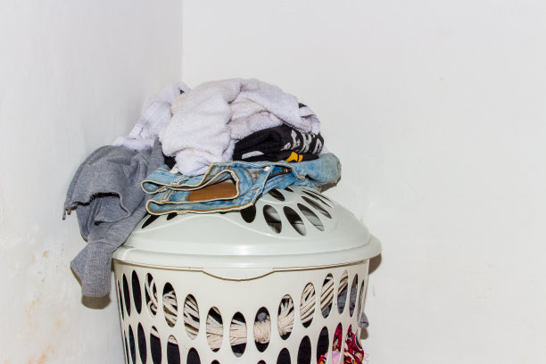 白色背景上的洗衣篮图片下载