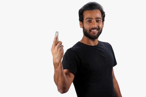 一个年轻人，在白色背景里有Remote图片下载