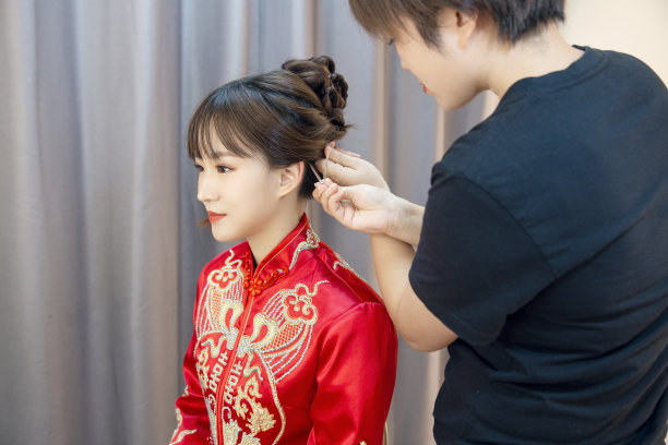 化妆师给新娘化妆图片下载