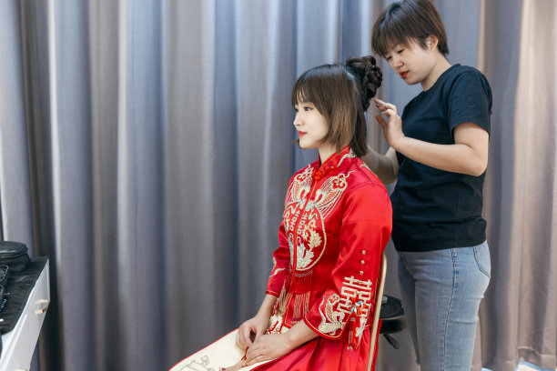 化妆师给新娘化妆图片下载