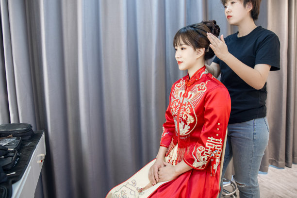 化妆师给新娘化妆图片下载