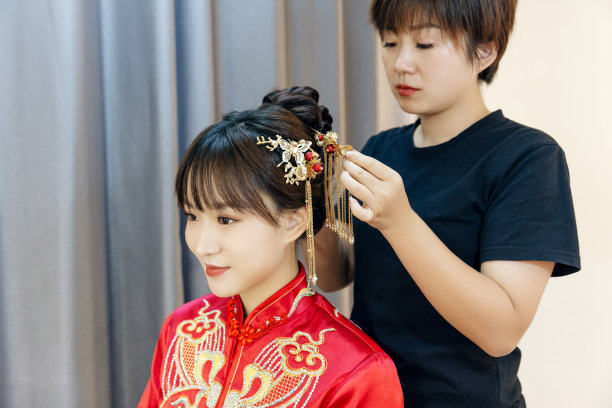 化妆师给新娘化妆图片下载