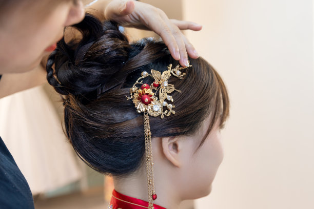 化妆师给新娘化妆图片下载