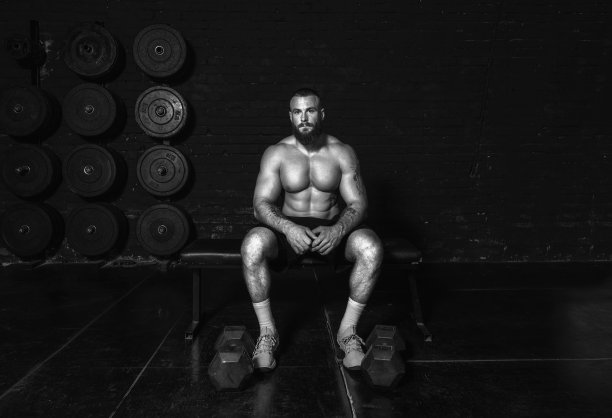 年轻活跃强壮出汗肌肉健康的人与大肌肉坐在健身房休息后的硬核锻炼交叉训练真正的人锻炼图片下载