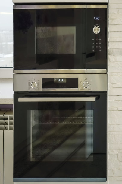 厨房里安装了新的内置电器。图片下载