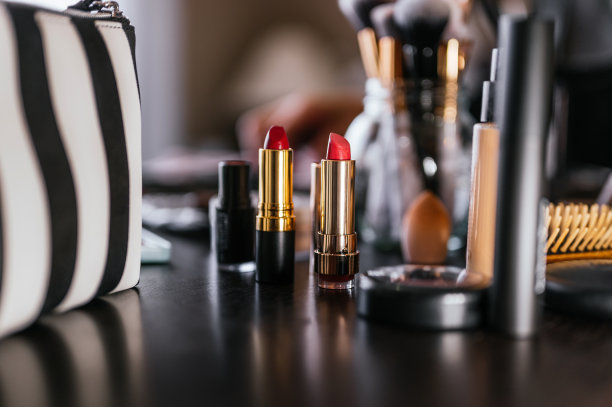木桌上的口红和背景上的化妆工具图片下载