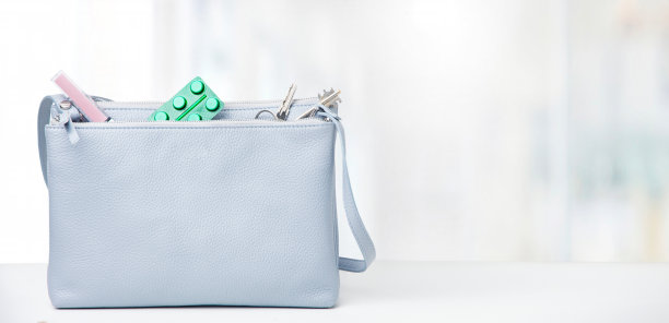 桌子上放有女性配件的包图片下载