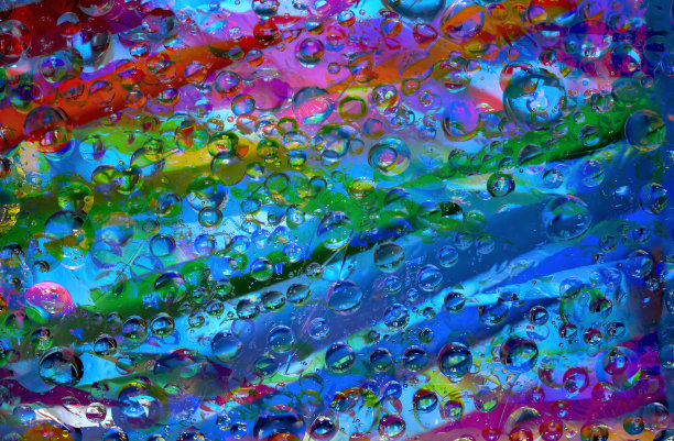 窗饰。斑驳的球体位于虎斑彩虹的背景上。图片下载