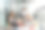 年轻的母亲花时间在家里的阳台上和孩子婴儿在一起。2019冠状病毒病全球大流行期间在家度假。预防病毒传播的措施。图片下载