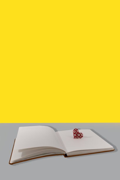 打开笔记本与折纸心在黄色和灰色的背景与副本空间图片下载