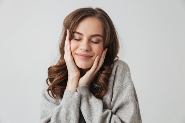 性感的黑发女人在毛衣与闭眼摆姿势图片下载