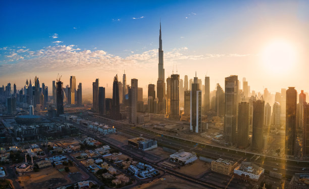 阿联酋迪拜市中心现代摩天大楼的空中轮廓图片下载