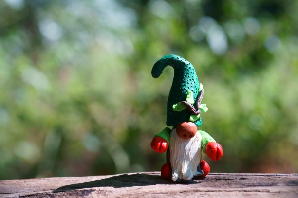 用橡皮泥制成的森林侏儒雕像。图片下载