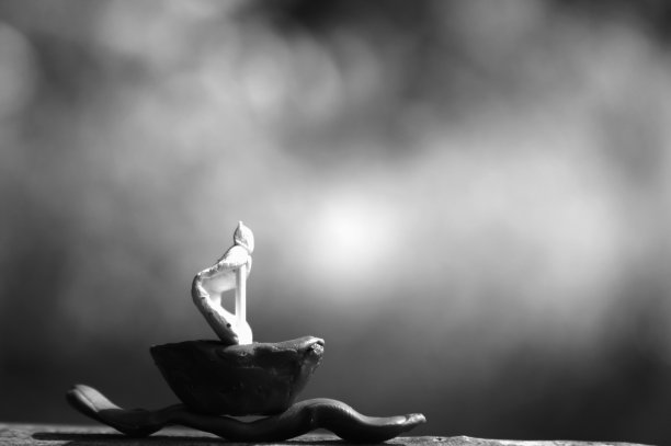 黑色背景上的玩具小帆船。图片下载