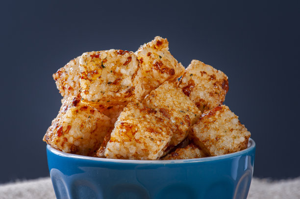 木薯粉和奶酪，配胡椒果冻。木制的桌子。图片下载