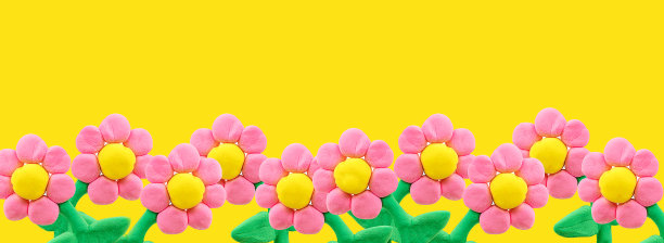 黄色背景上的泥塑花图片下载