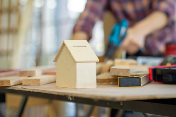 亚洲工程师戴着安全防护安全帽在新常态下的工作站工作图片下载