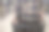 一名男子在啤酒厂搬运一箱啤酒瓶图片下载