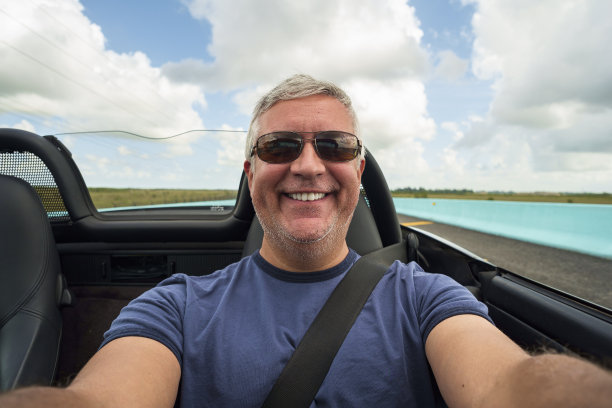 英俊的男人开车图片下载