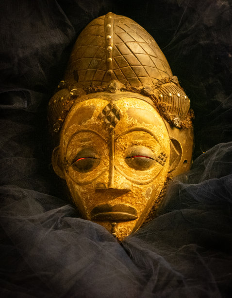 蓝色背景上的木制面具图片下载