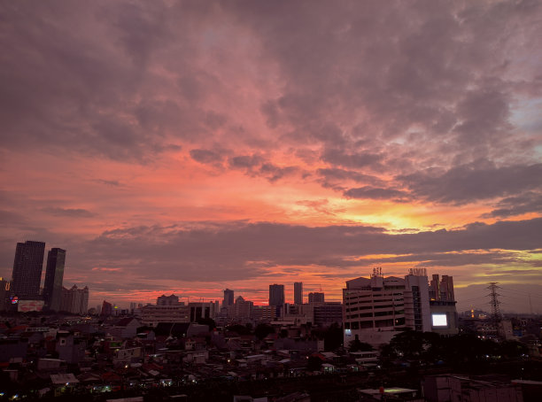 市中心的日落图片下载