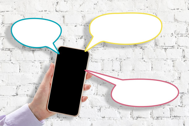 一个女人手里拿着一个黑屏的智能手机。云与聊天。图片下载