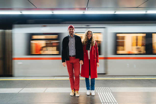 地铁站里的情侣图片下载