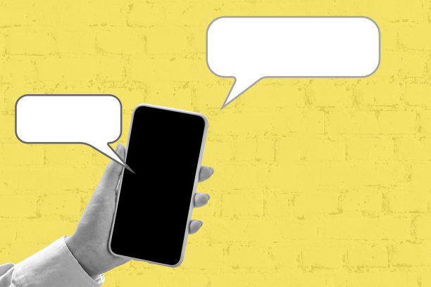 一个灰色的女性手拿着一个黑屏的智能手机。云与聊天。图片下载