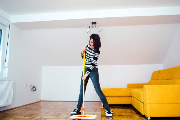 快乐的女人有乐趣清洁新家庭库存照片图片下载