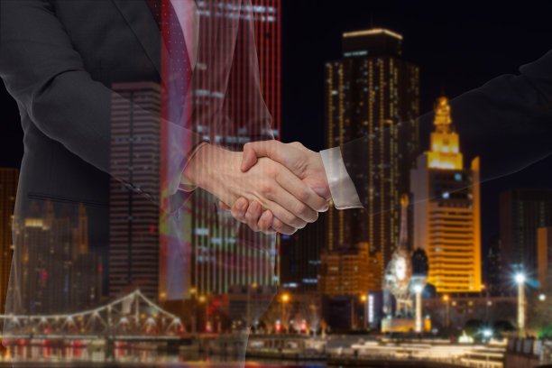 团队合作，伙伴关系，成功理念。双曝光商业握手成功的投资交易和城市夜背景。图片下载