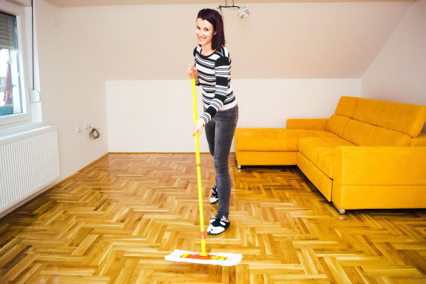 快乐的女人有乐趣清洁新家庭库存照片图片下载