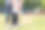 父亲支持教学训练女儿打完美的高尔夫图片下载