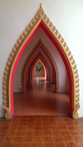 三角形的拱门入口。图片下载