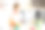 孩子们在画五颜六色的鸡蛋。男孩画并装饰复活节彩蛋。图片下载