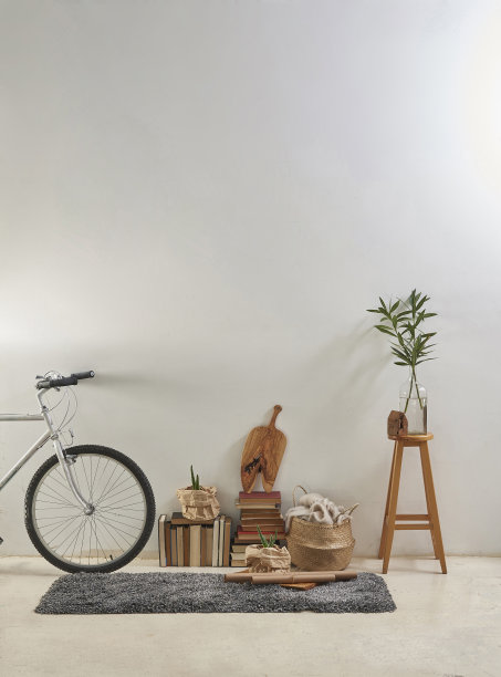 现代家居客厅白墙配木凳图片下载