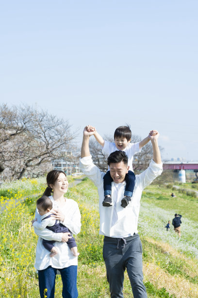 父母和孩子在散步图片下载