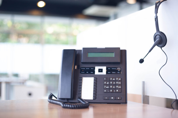 沟通支持，呼叫中心和客户服务帮助台。VOIP耳机用于客户服务支持(呼叫中心)的概念图片下载