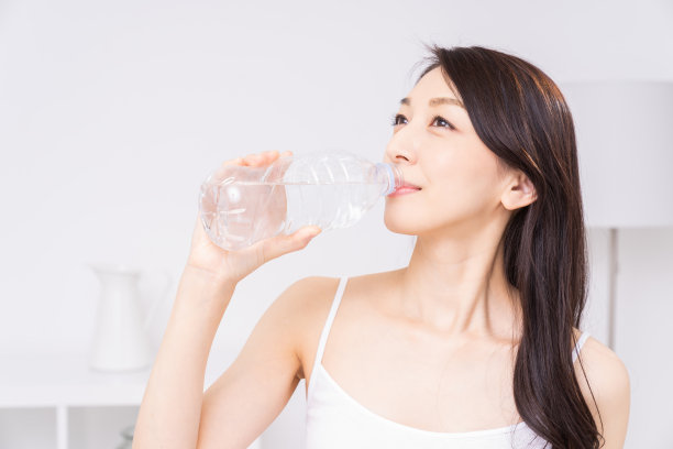 喝水的迷人的亚洲女人图片下载