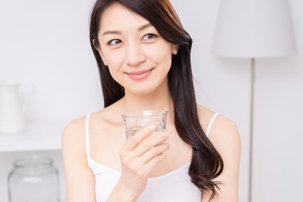 喝水的迷人的亚洲女人图片下载