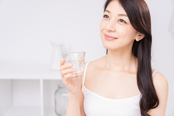 喝水的迷人的亚洲女人图片下载