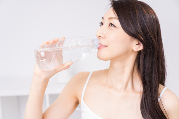 喝水的迷人的亚洲女人图片下载