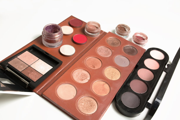 特写照片的专业化妆调色板与眼睛色素和闪光图片下载