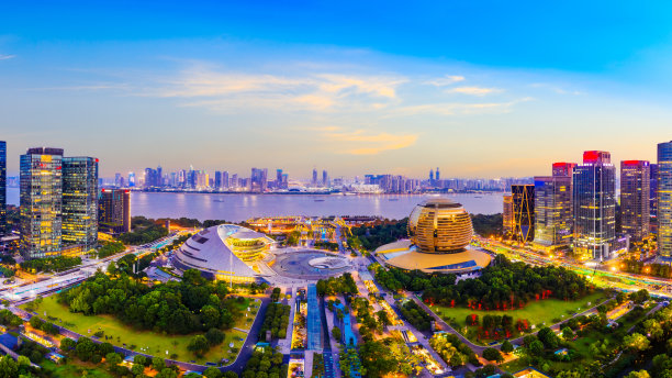 夜晚的杭州，现代城市的天际线和建筑物。图片下载