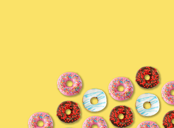 美味的彩色甜甜圈在黄色的背景上，平铺。空间的文本图片下载