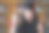 一名年轻快乐的亚洲女子大学毕业生穿着毕业礼服和帽子戴着面具持有学位证书，以庆祝她的教育成就在毕业典礼上。库存图片图片下载